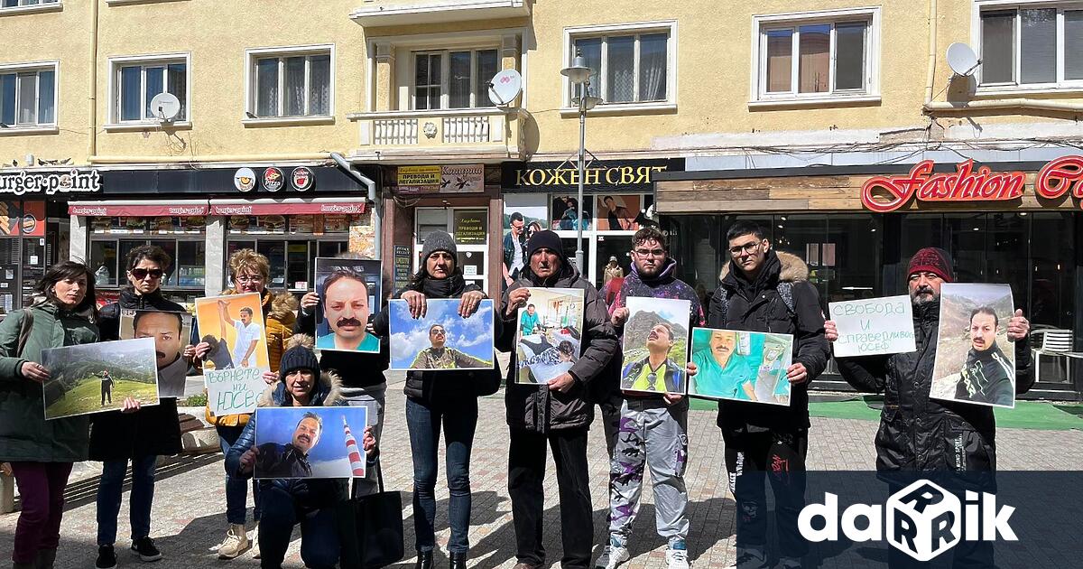 Мълчаливият протест в подкрепа на кинезитерапевта Юсеф Алтабиб продължава в