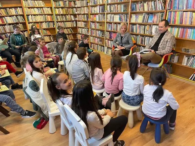 Кметът  на Враца Калин Каменов чете приказки на деца