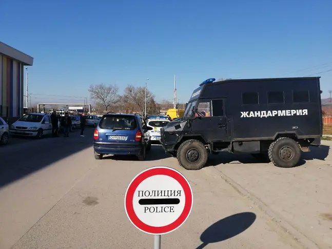 Списъци с имена и петцифрена парична сума откриха полицаи на адрес в Сливен при спецакция срещу купения вот