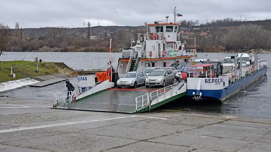 Фериботът в Белослав спира работа заради силния вятър