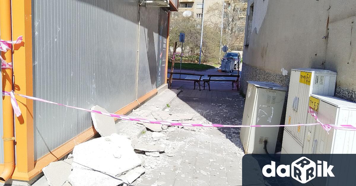 Големи парчета мазилка са се откъртили от осеметажен жилищен блок