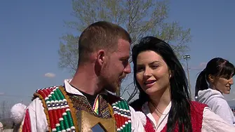 Влюбени се сгодиха на Кукерския фестивал във Варвара
