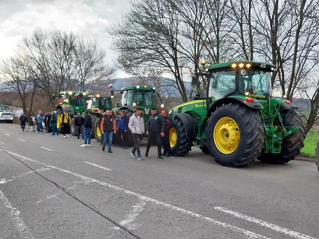 Повече от 50 зърнопроизводители и животновъди от региона на Дупница излязоха на протест