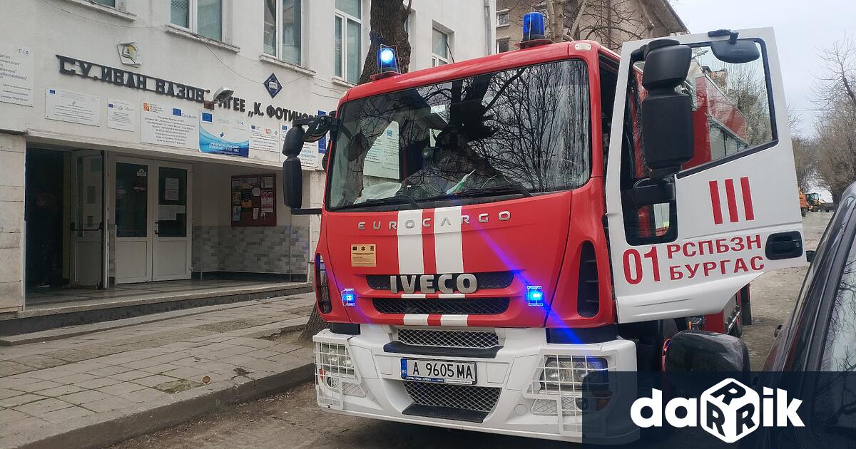 Ученици и преподаватели от Електротехникума в Бургас и СОУ Иван