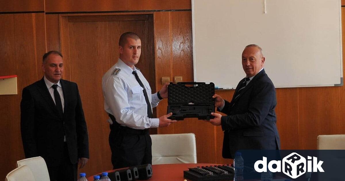 Заместник министърът на МВР Емил Ганчев връчи нови пистолети