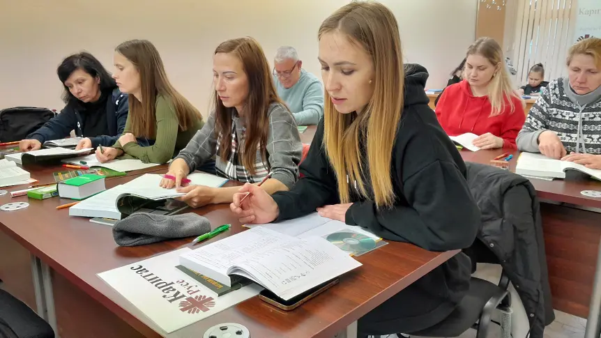 Бежанци от войната в Украйна учат български език 