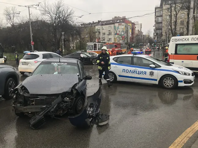 Тежка катастрофа с Порше предизвика хаос в центъра на София (снимки)