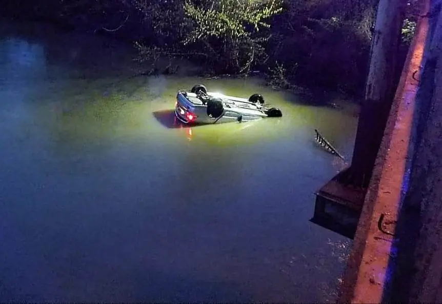 Лек автомобил падна от мост във Велико Търново
