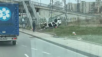 Автомобил падна от мост в София (снимки)