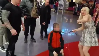 Гавра с болно момче: Нашумели инфлуенсъри накараха момче със СОП да се прави на куче в пловдивски мол 
