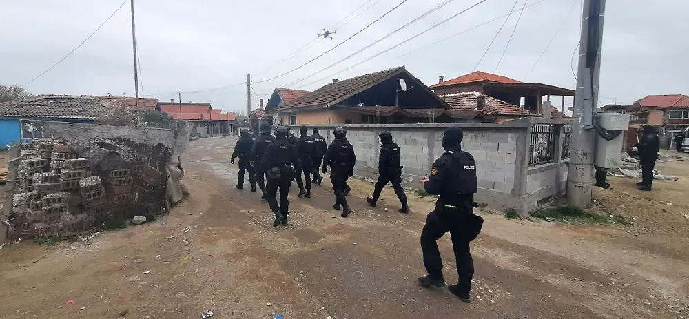 Спецакция в ромската махала на Стамболийски, издирват нападателите на полицаи