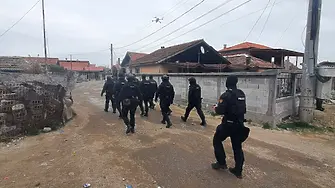 Спецакция в ромската махала на Стамболийски, издирват нападателите на полицаи