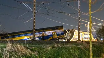 Пътнически и товарен влак се сблъскаха в Нидерландия, един загинал и много ранени
