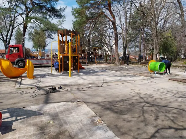 До Великден детската площадка на Градската градина трябва да бъде готова
