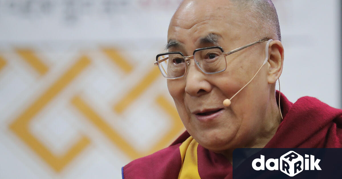 Далай Лама се извини след като се появи видео показващо