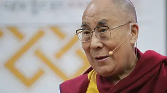 „Смучи езика ми“: Далай Лама целуна момче по устата и го накара да прави непристойни неща (видео)