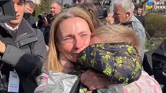 „Разплаках се, когато видях майка си“: Отведени деца от Русия бяха върнати в Украйна (видео)