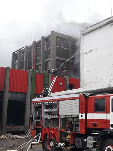 Продължава гасенето на пожара в бившето месопреработвателно предприятие край Силистра