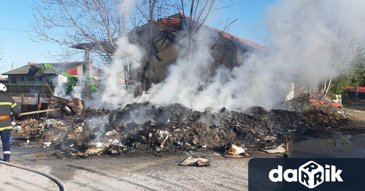 Два екипа огнеборци гасиха запалени отпадъци струпани близо до стара