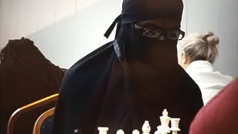 Заловиха мъж, преоблечен като жена, да побеждава в шахматен турнир (снимки)