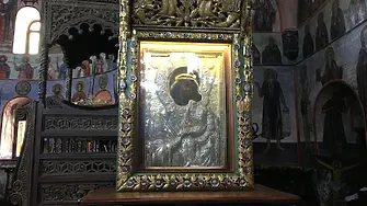 Традиционното литийно шествие от Бачковския манастир носи чудотворната икона на Света Богородица