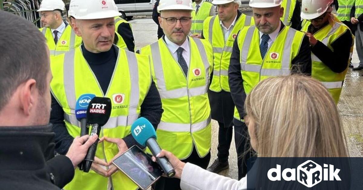 Министърът на енергетиката Росен Христов посрещна в Турция първия танкер