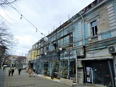 Възстановяват знакова стара сграда в центъра на Бургас