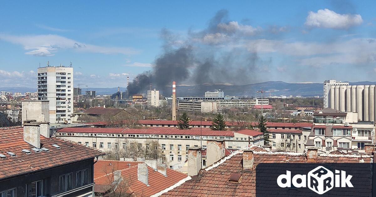 Пожар гори в складове до столичната Топлофикация съобщиха от БТА