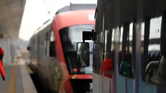 Мъж се барикадира във влак и рани с нож полицай