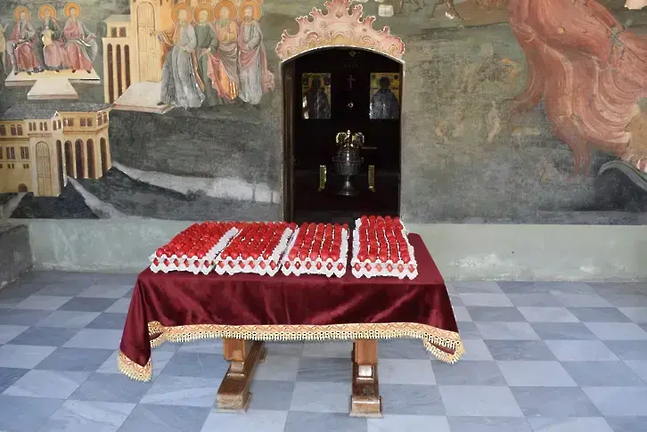 2023 червени яйца боядисват на Велики четвъртък в Бачковския манастир