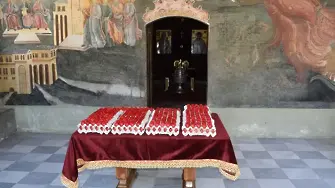 2023 червени яйца боядисват на Велики четвъртък в Бачковския манастир