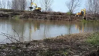 Инспектират почистването на коритото на река Стряма край Трилистник