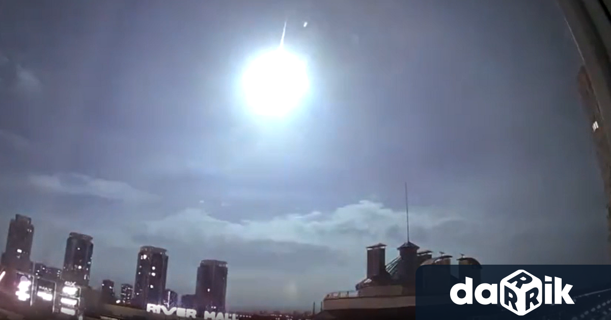 Мистериозната светкавица озари небето над украинската столица Киев и предизвика