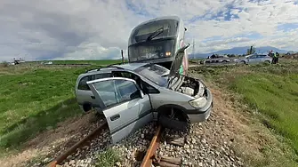 Трима души пострадаха, след като влак блъсна кола на неохраняем жп прелез в Кюстендил