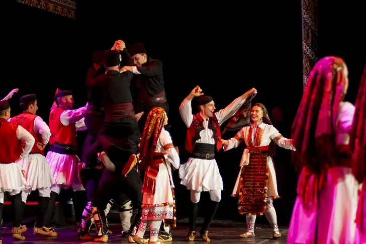 Магията на българския фолклор оживя в НДК за 75-годишния юбилей на Ансамбъл „Мездра“