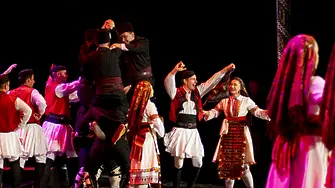 Магията на българския фолклор оживя в НДК за 75-годишния юбилей на Ансамбъл „Мездра“