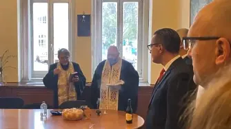 Свещеници осветиха новия кабинет на „Възраждане“ в НС, защото е ползван от ДБ