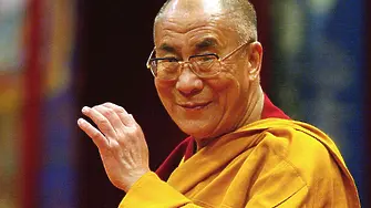 Нови скандални кадри: Далай Лама гъделичка Лейди Гага
