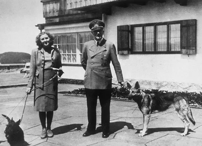 Адолф Хитлер и съпругата му Ева Браун