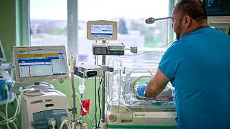 Неонатолозите в Мама и Аз - Плевен спасиха бебе на 3 дни
