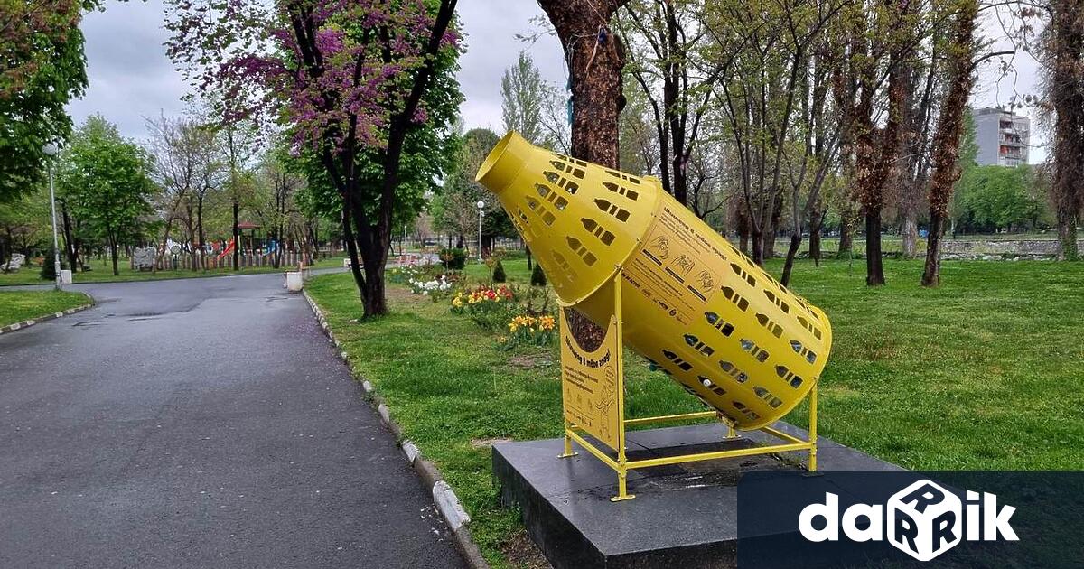 Шишеядът поставен в Градския парк на Асеновград набира популярност Само