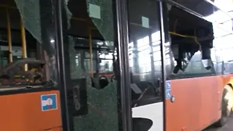 “Девети подобен случай за месец“: Вандали изпочупиха прозорците на автобус на в София