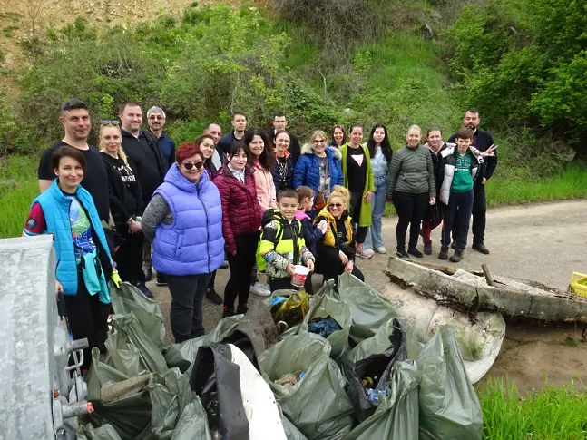 Експертите на РИОСВ-Русе събраха 25 чувала и едрогабаритни отпадъци край Басарбовския манастир
