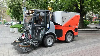 Нова техника чисти пешеходните зони и велоалеите в Пловдив