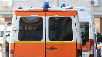 Един загинал и един в реанимация, след като 18-годишен заби кола в дърво и стълб във Варненско
