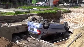 Обвиниха пияния шофьор, който обърна колата си в дупка на улица в ремонт 