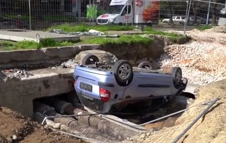 Пиян шофьор обърна колата си в дупка на улица в ремонт