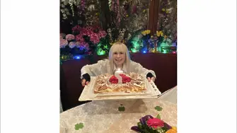 Лили Иванова отпразнува своя рожден ден с торта с въпросителна (снимки) 
