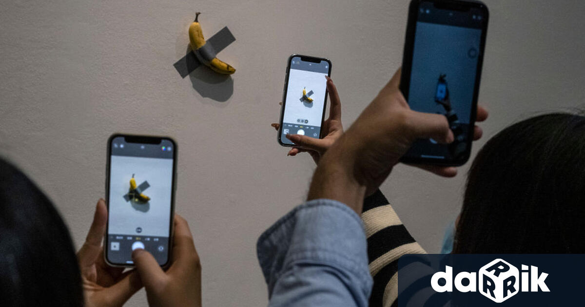 Южнокорейски студент по изкуство изяде банан който беше част от