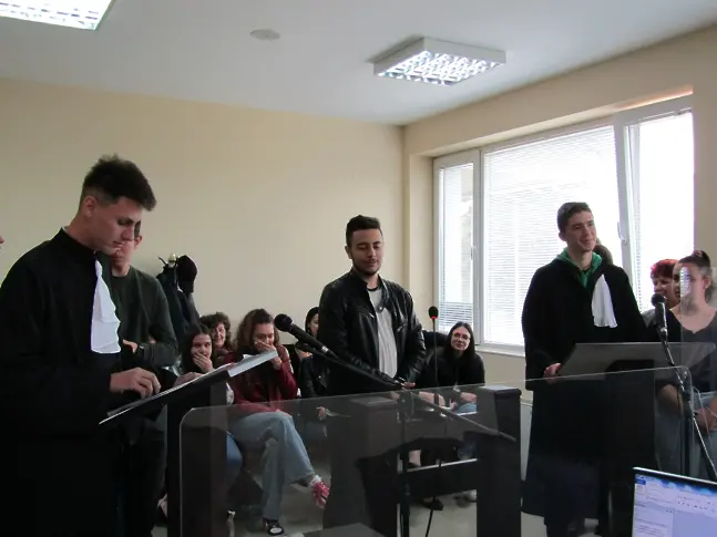 Ученици разиграха съдебен процес в Деня на отворените врати в Районен съд Балчик